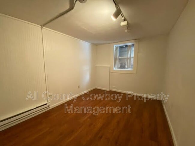 Building Photo - 566 N 9th St