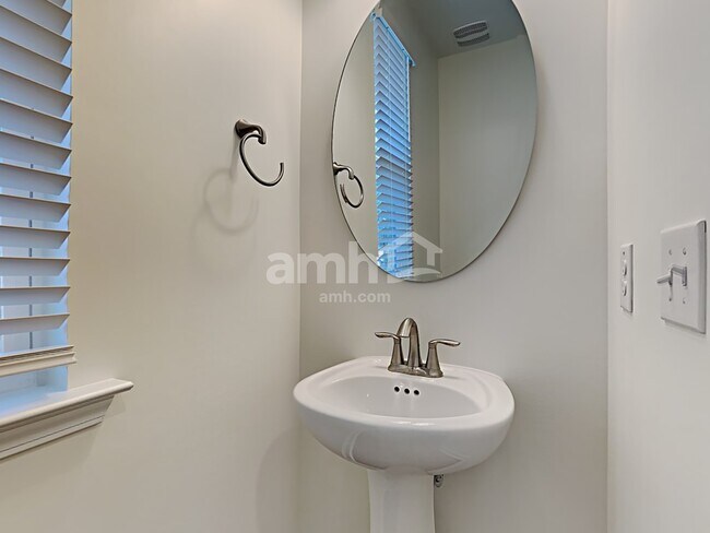 Building Photo - 1809 Produce Ln