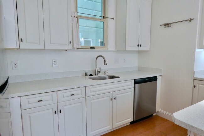 Building Photo - Freshly Updated Pet Friendly First Floor with Parking and Laundry