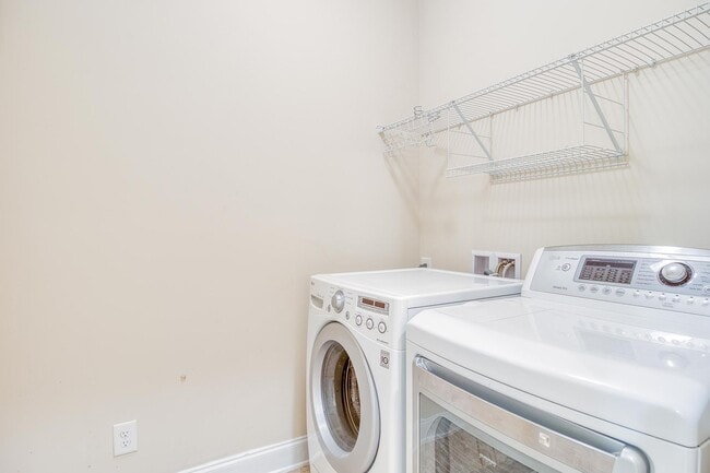 Building Photo - 3 Bedroom, 3 Bathroom Winston Salem Townhome
