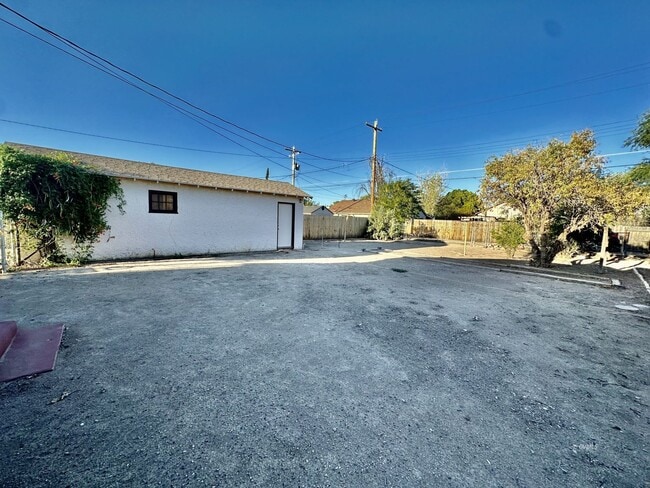 Building Photo - 1313 S 6th Ave