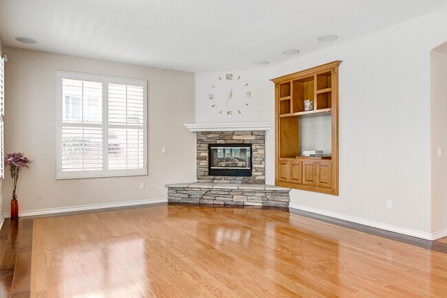 Built-in bookcases! - 18551 Amalia Ln