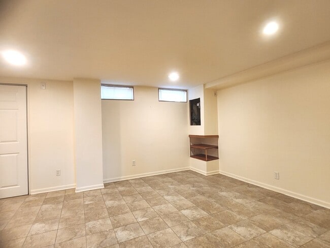 Building Photo - 431 Oak St