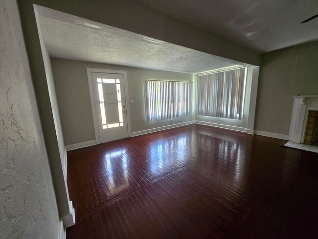 Building Photo - AVAILABLE NOW - Charming 3 Bed / 2 Bath Ho...