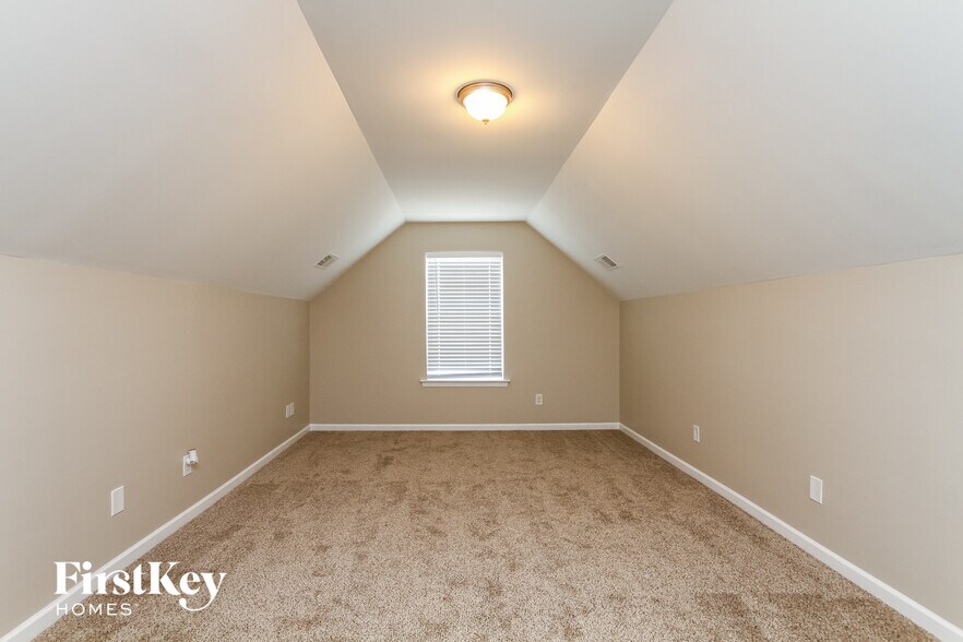 Building Photo - 1918 Sugarbush Dr