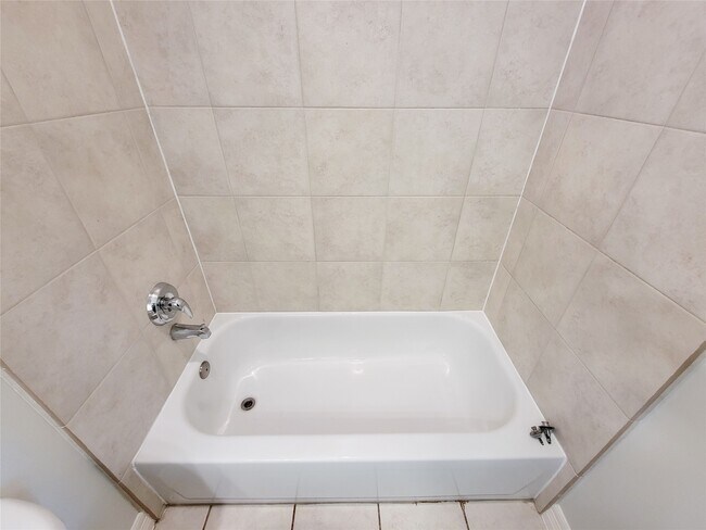 Building Photo - 2416 La Branch St