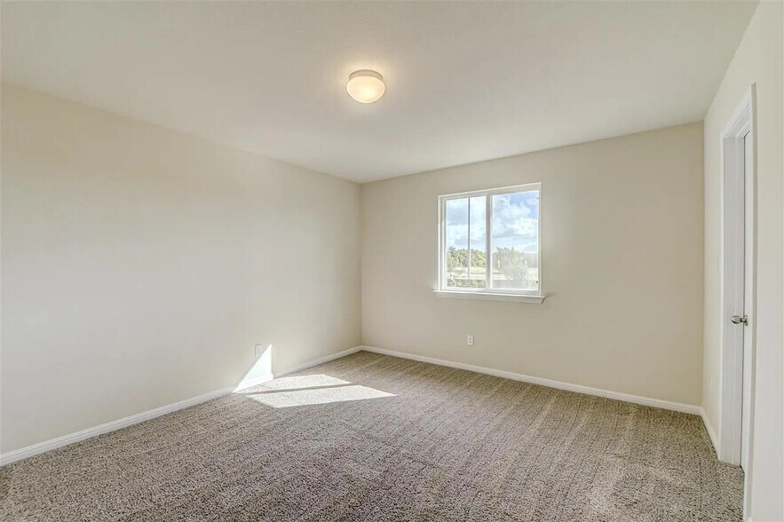 Building Photo - Room in House on Spinnaker Loop
