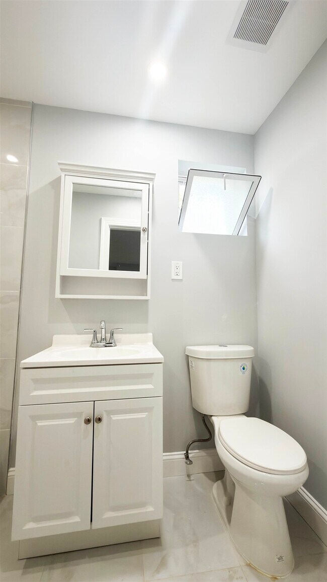 Building Photo - 552 38th St