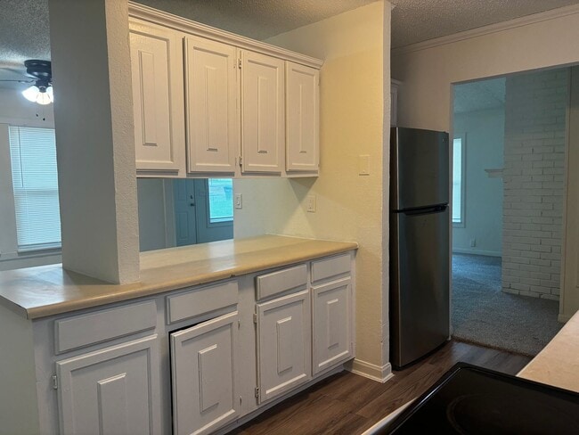 Building Photo - 3 Bedroom 2 Bath