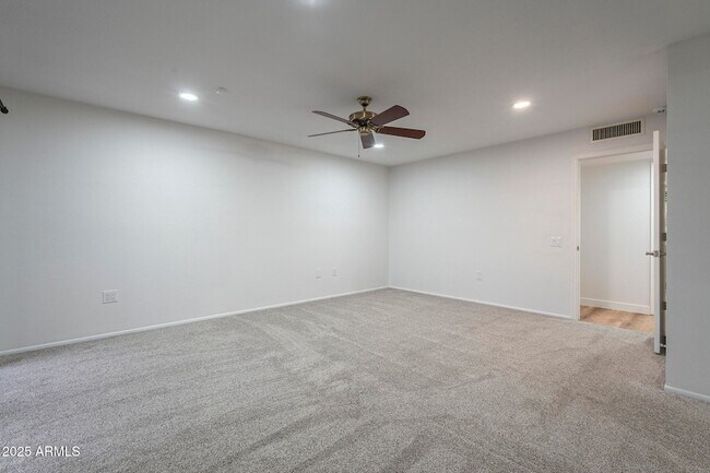 Building Photo - 12433 W Fieldstone Dr