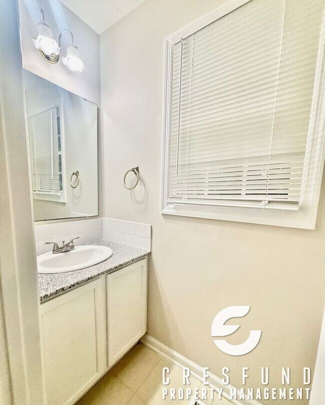 Building Photo - Comfort, Style, and Space - 15 MIN FROM FT...