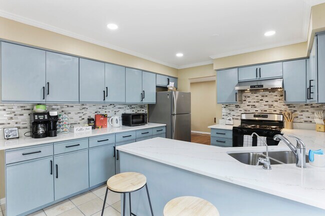 Building Photo - 1356 Larchmont Dr