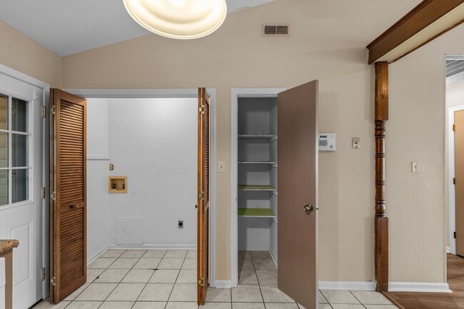 Building Photo - 2 Bedroom, 2 Bathroom Home