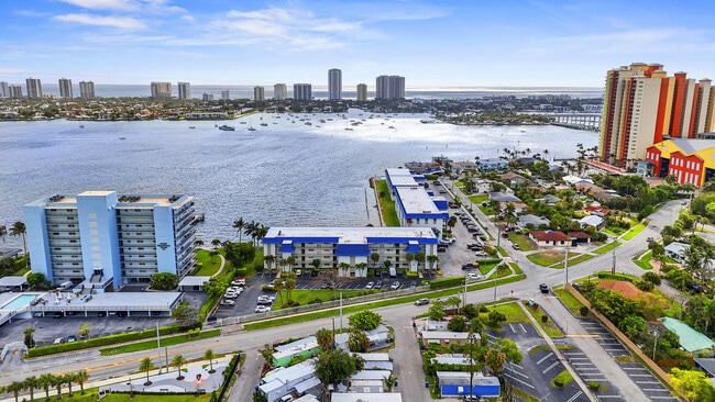 Building Photo - 2936 Lake Shore Dr