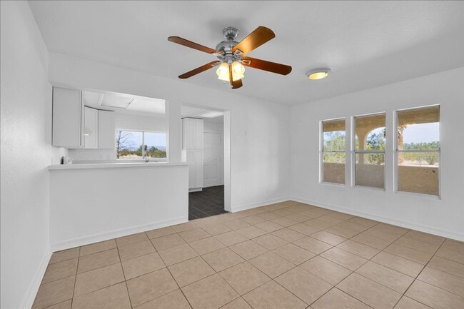 Building Photo - 2 Bedroom Home on 1.8 Acre Lot