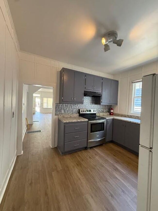 Building Photo - Charming Cottage in the trendy downtown area near Greenfield Lake Park