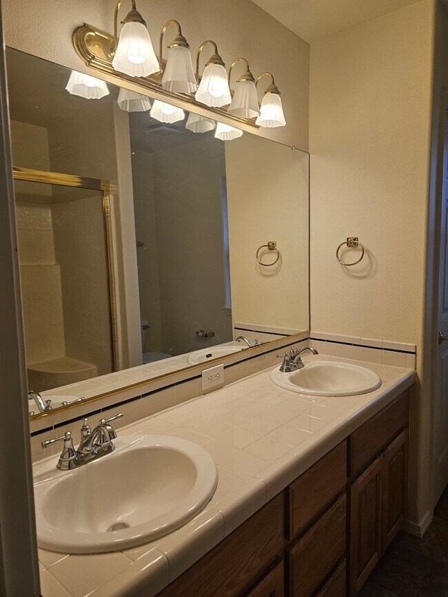 Building Photo - SUNNY & BRIGHT SINGLE FAMILY HOME IN HILLSBORO