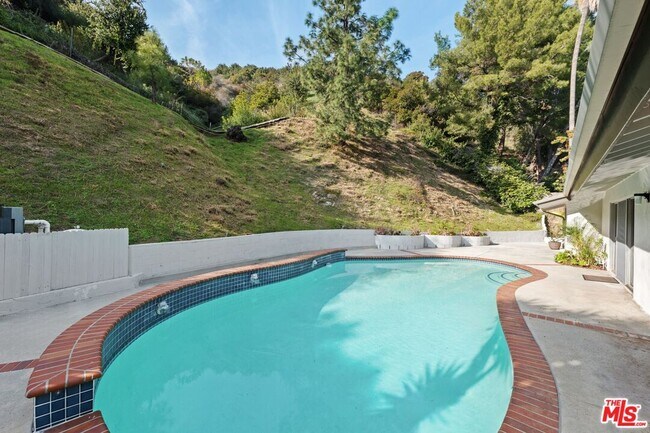 Building Photo - 6441 Tahoe Dr
