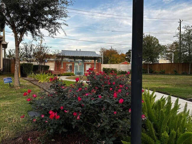 Building Photo - 211 Club Crest Ln