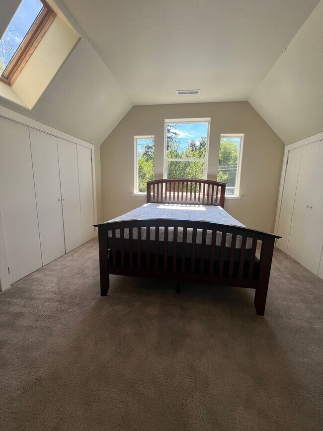 Building Photo - COMING SOON!  2 bed, 2 bath home in the heart of Ashland