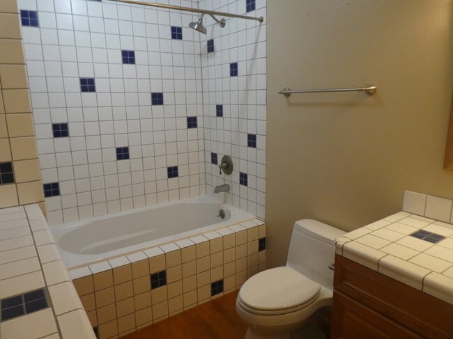 Building Photo - 1420 Dollar St