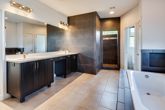 Building Photo - 612 S 58th Ct
