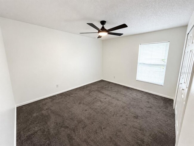 Building Photo - 1325 Oakwood Ct