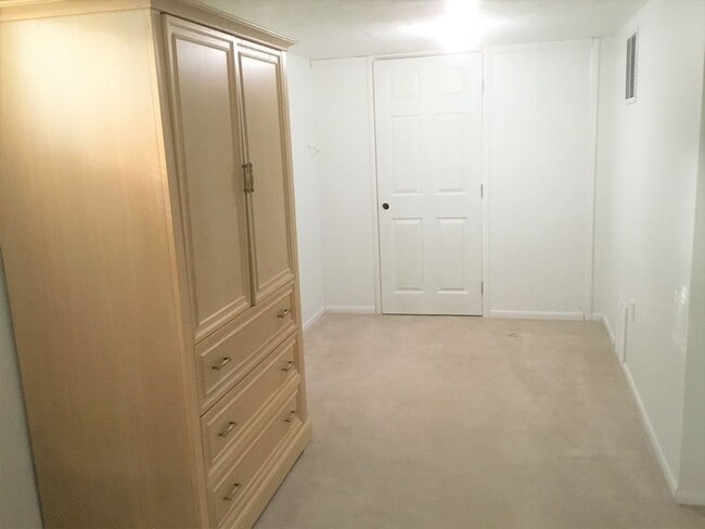 Building Photo - Spacious Milwaukie Studio