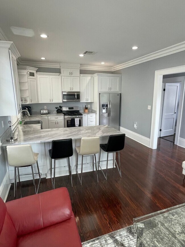 Building Photo - Gorgeous 3BD/1BA in MidCity