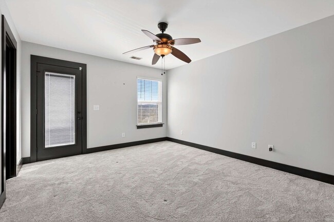 Building Photo - Great Location!