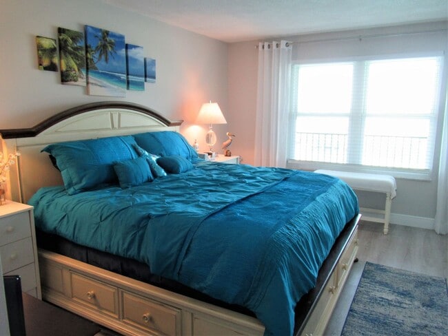 Building Photo - Waterfront 2/2 Furnished SEVEN month rental 55+ 8th Floor Point Brittany