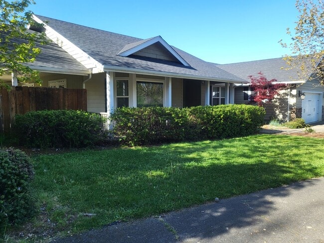 Building Photo - 3 bed 2 bathHome for Rent in Grants Pass