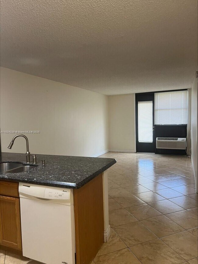 Building Photo - 2771 Riverside Dr