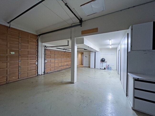 Building Photo - Gated Sound view home Des Moines area, 4 bed plus den 2.5 bath 3900 s/f, Available NOW!!!