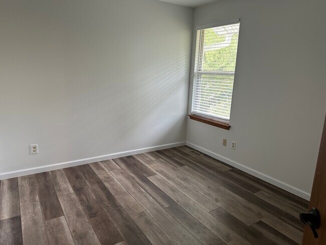 Building Photo - Beautiful 4Bedroom 2.5 bath 2 Car Garage I...