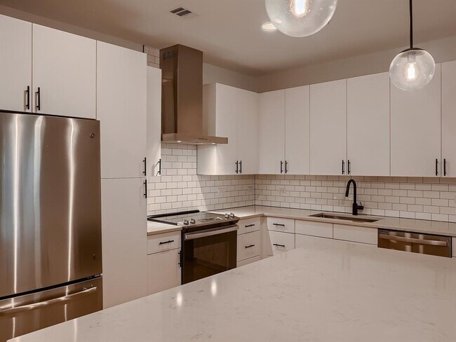 Building Photo - 3101 Govalle Ave
