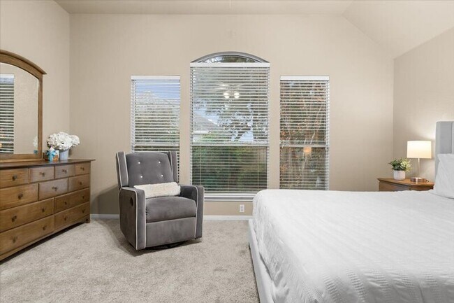 Building Photo - 920 Savanna Ln