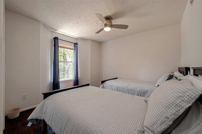 Building Photo - 8051 Bay Branch Dr