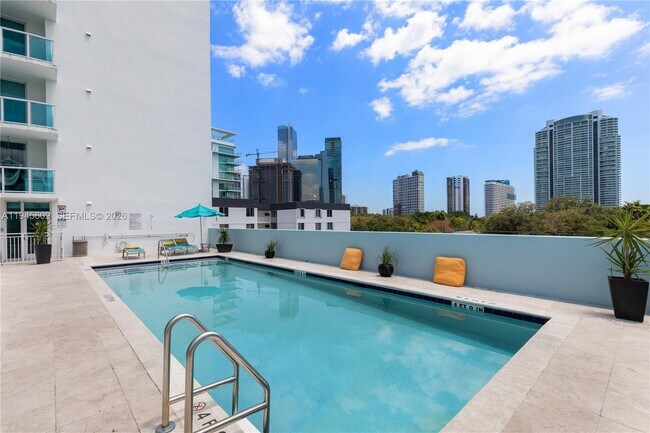 Building Photo - 1723 SW 2nd Ave