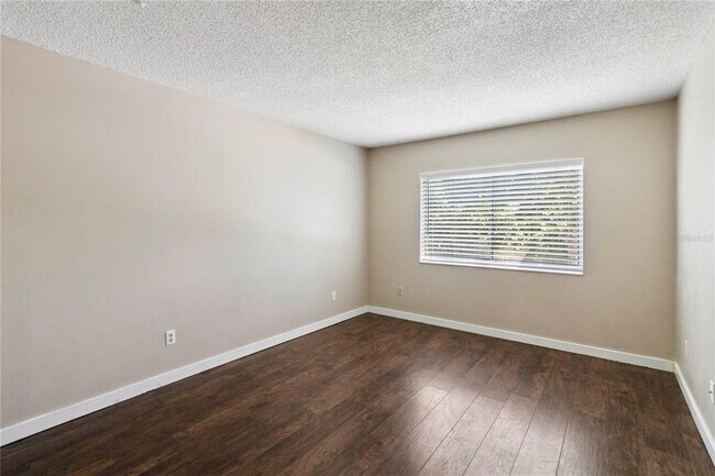 Building Photo - 662 Kenwick Cir