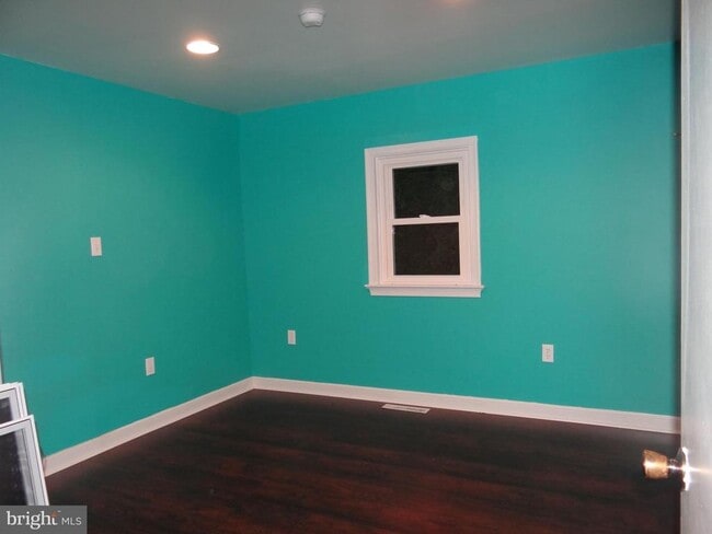 Building Photo - 668 Broad St