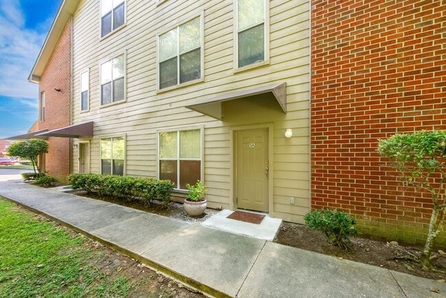 Building Photo - 2 Bedroom Condo in a Gated Community Near LSU