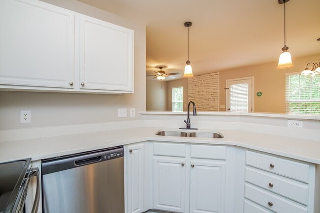 Building Photo - 145 Lynn Dr