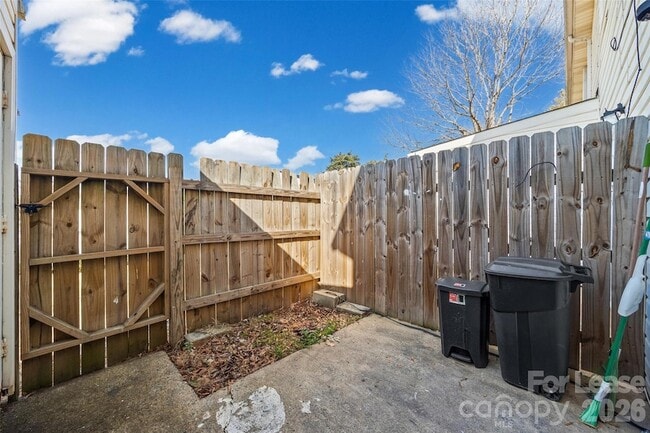 Building Photo - 7906 Oak Meadow Ct