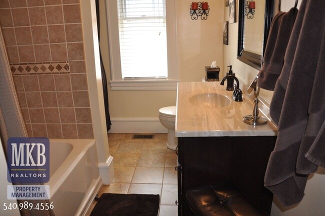 Building Photo - Grandin area 3 bedroom home