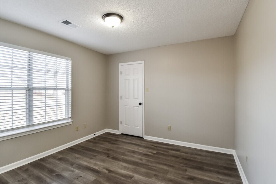 Building Photo - 5205 Plum Tree Dr