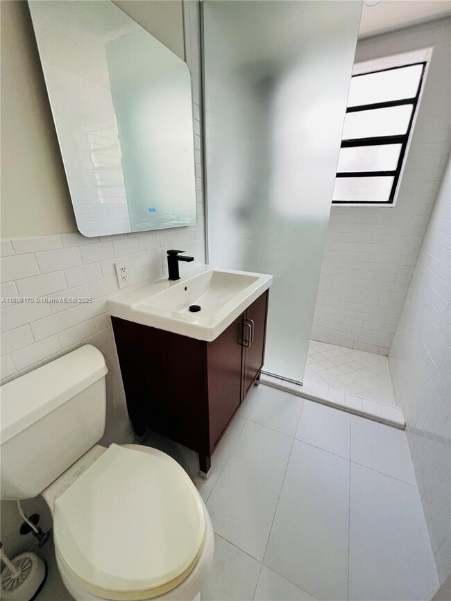 Building Photo - 1470 Lincoln Terrace