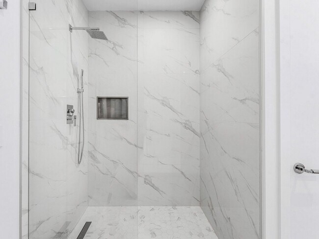 Building Photo - 220 Lake Shore Dr