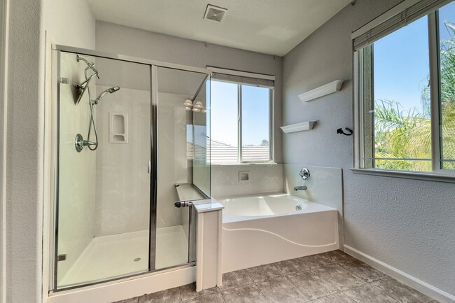 Building Photo - Spacious 4-Bedroom Home with Den – North Y...