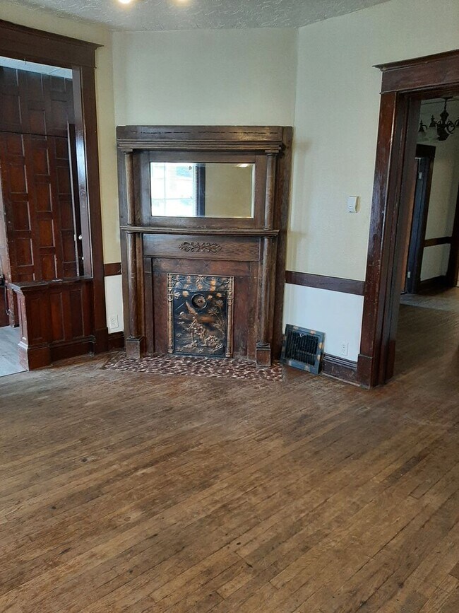 Building Photo - (1614 8th Ave)